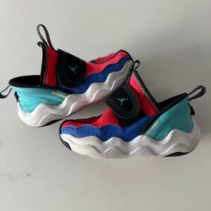 Nike Kids Jordan 23/7 PS sneakers • Black Siren Red Hyper Jade colorway • 8C